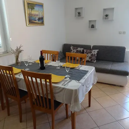 Laura بوسيدارجي